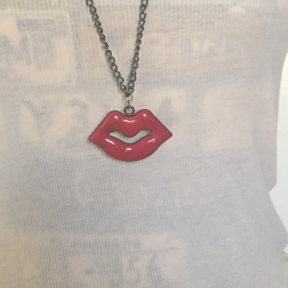 Sexy red lip chain necklace - Picture 3 of 4